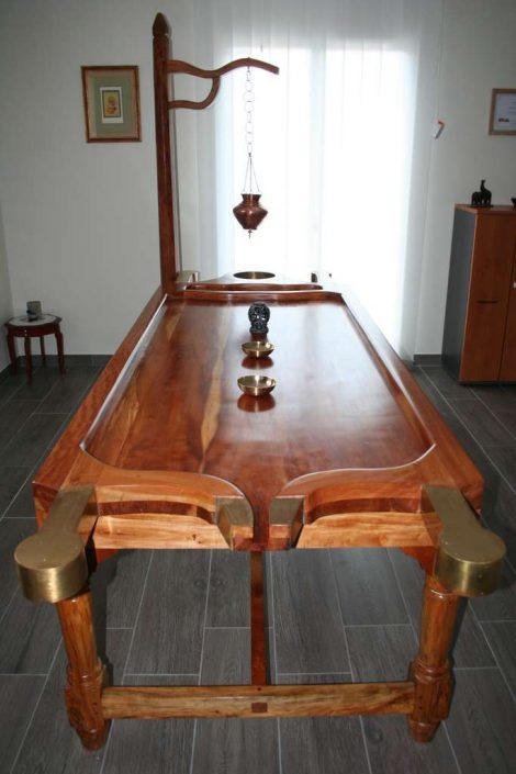 Droni (table traditionnelle pour les massages ayurvédiques) fabriquée en Inde
